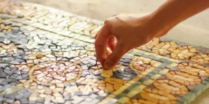 ترمیم موزاییک حیاط با ملات مناسب و مواد مقاوم در برابر آب